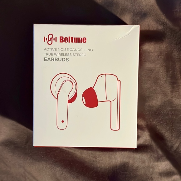 Active noise cancelling wireless earbuds